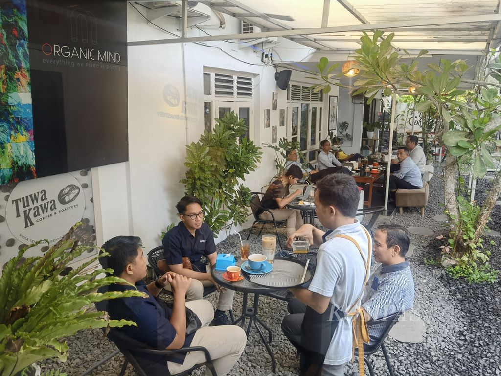 Barista menyajikan pesanan kopi untuk pengunjung di Kedai Kopi Tuwa Kawa Coffee and Roastery di Kawasan Jalan Gunung Kerinci, Selaparang, Kota Mataram, Nusa Tenggara Barat, Selasa (15/11/2022) lalu.