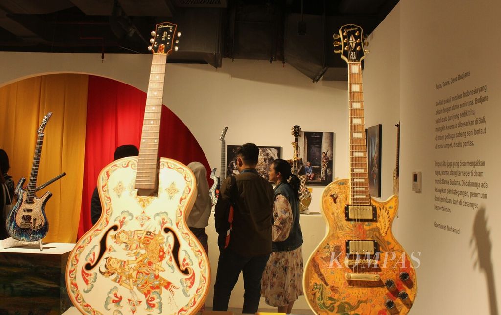 Sebanyak 21 gitar lukis milik musisi Dewa Budjana ditampilkan dalam Pameran Distrik Seni x Sarinah seri kedua bertema ”Berkelanjutan” di Jakarta, Jumat (9/9/2022).