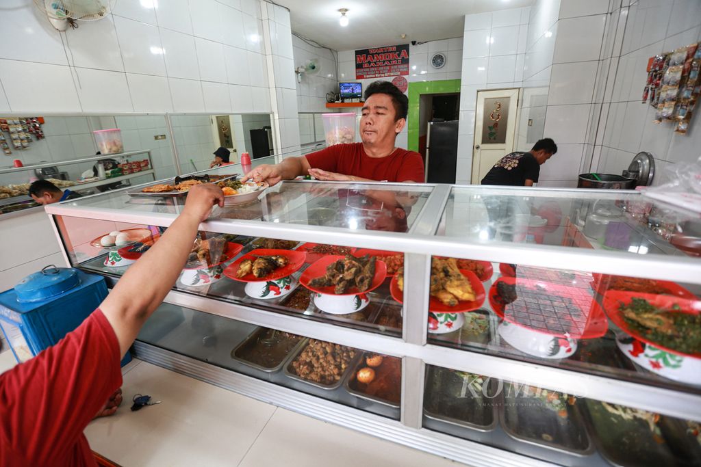 Seorang pria melayani pelanggan di Warteg Mamoka Bahari di kawasan Pesanggrahan, Jakarta Selatan, 28 Juli 2022. 