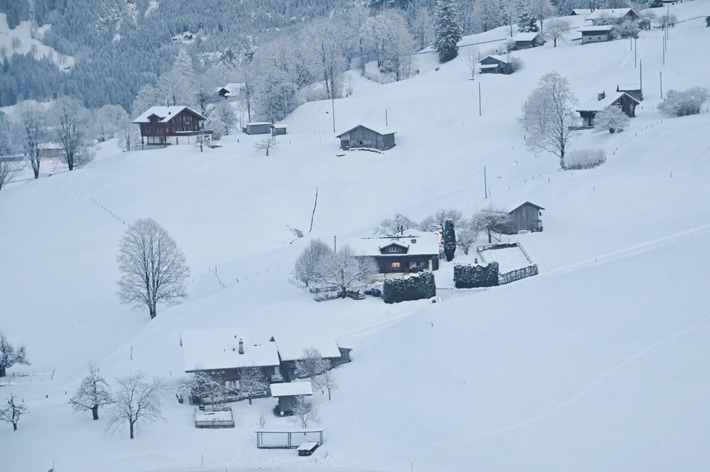 Pemandangan Pegunungan Alpen di Swiss difoto dari gondola, Sabtu (17/12/2022).
