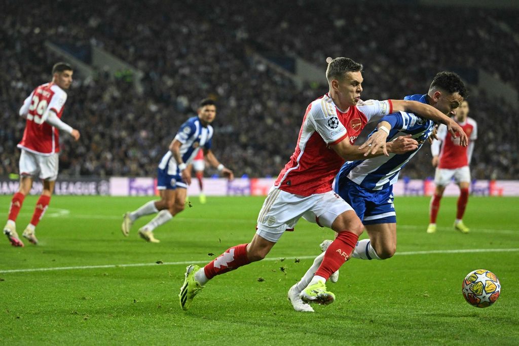 Gelandang Arsenal, Leandro Trossard, berebut bola dengan penyerang Porto, Pepe, dalam pertandingan pertama babak 16 besar Liga Champions antara Porto dan Arsenal di Stadion Do Dragao, Porto, Kamis (22/2/2024) dini hari WIB. 