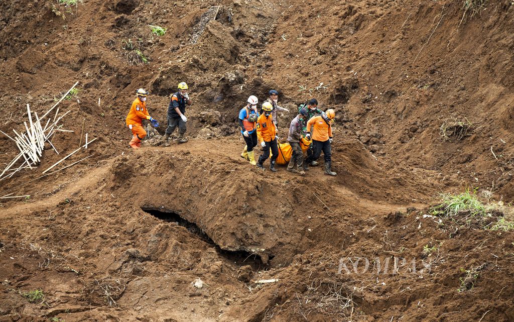 The SAR team evacuated the bodies of victims of landslides caused by an earthquake with a magnitude of 5.6 on the Cugenang road which is the main route connecting Bogor Regency and Cianjur Regency in Cugenang District, Cianjur Regency, West Java, Friday (25/11/2022).