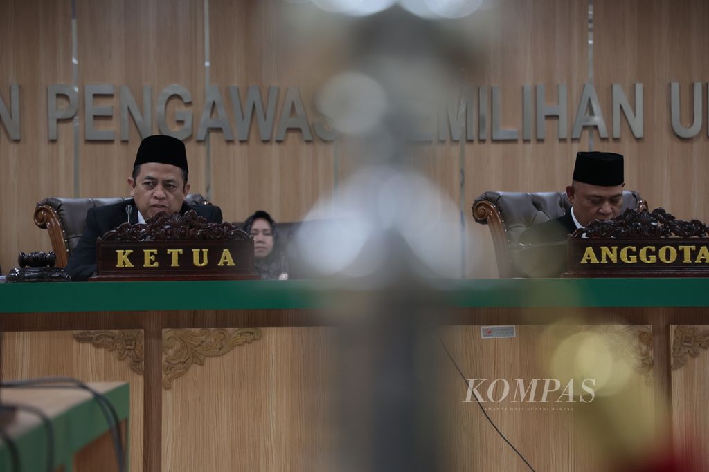Anggota Badan Pengawas Pemilu (Bawaslu) Puadi (kiri) dan Totok Hariyono menyimak pembacaan laporan oleh pelapor saat sidang dugaan pelanggaran administrasi pemilu di Gedung Bawaslu, Jakarta, Rabu (21/6/2023). 