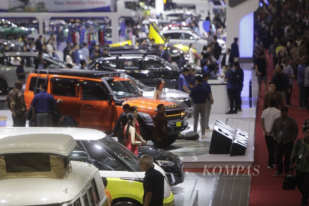 Salah satu sudut stan pameran otomotif Gaikindo Indonesia Internasional Auto Show (GIIAS) 2024 di Indonesia Convention Exhibition (ICE) BSD, Serpong, Kabupaten Tangerang, Banten, Kamis (18/7/2024). GIIAS 2024 yang diikuti lebih dari 55 merek otomotif global yang terdiri 30 merek kendaraan penumpang, 5 kendaraan komersial, dan 20 merek sepeda motor anggota Gaikindo serta menghadirkan produk mobil baru dan konsep berlangsung pada 18-28 Juli 2024. 