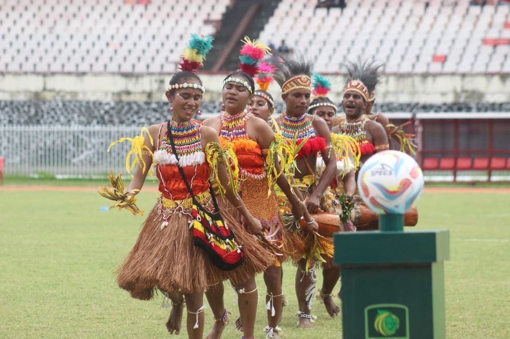 Tarian tradisional yang membuka laga Persipura Jayapura melawan tim tamu Persiba Balikpapan di Stadion Mandala di Kota Jayapura, Papua, Jumat (22/9/2023).