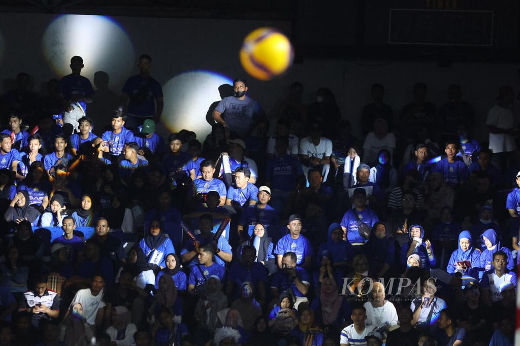The audience watched the match between Jakarta Bhayangkara Presisi and Jakarta Lavani Allo Bank in the final match of the 2023 PLN Mobile Proliga volleyball league at GOR Amongrogo, Yogyakarta on Sunday (19/3/2023).