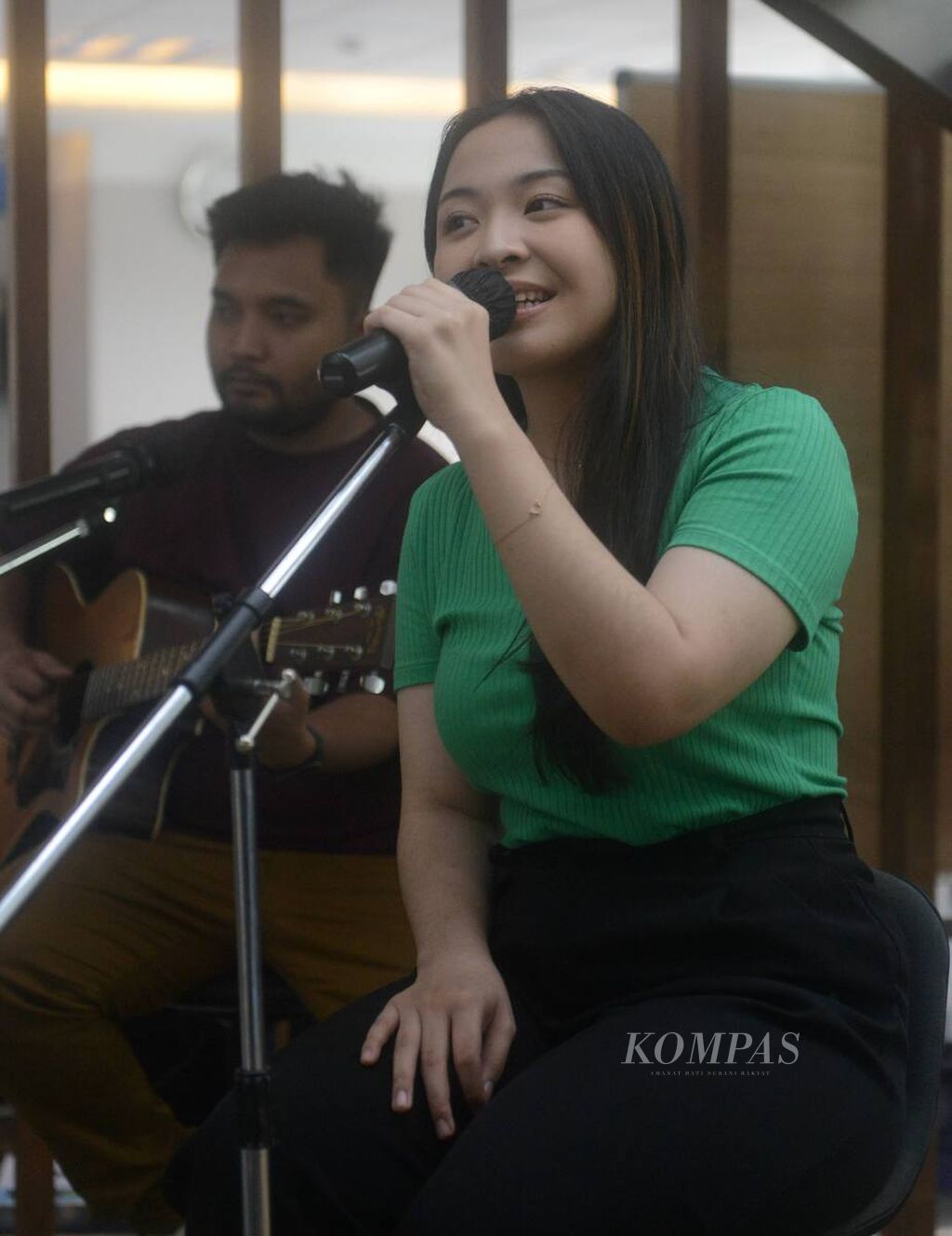 Penyanyi muda Bernadya membawakan sejumlah lagu saat berkunjung ke redaksi <i>Kompas </i>di Jakarta, Rabu (6/9/2023).