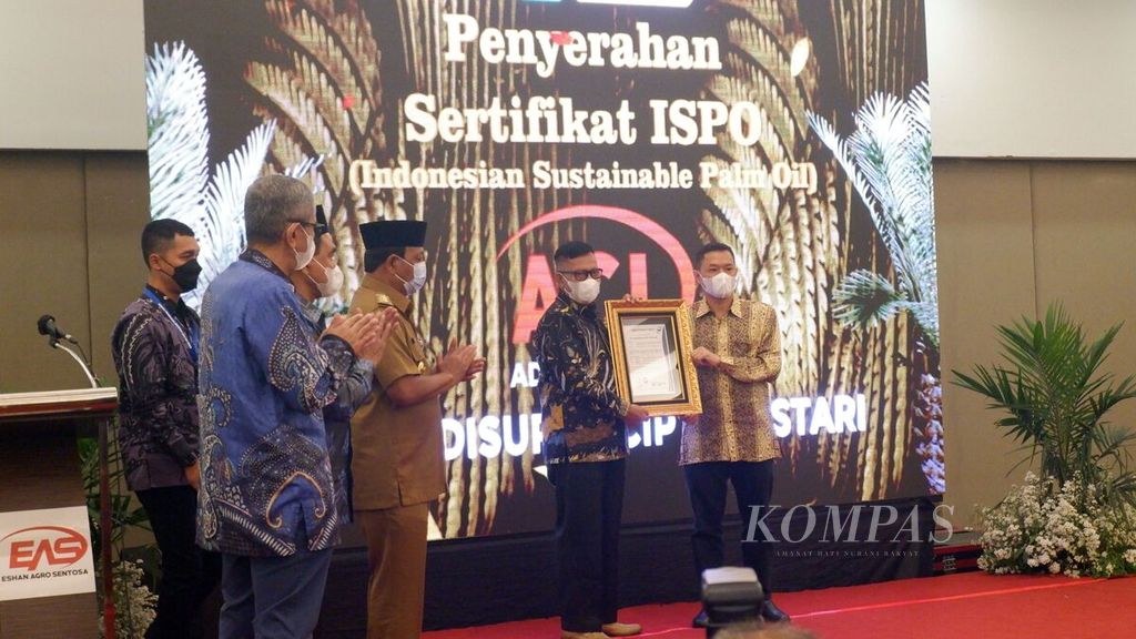 Acara penyerahan sertifikat ISPO kepada tiga unit usaha Eshan Agro Sentosa (EAS) Group, anggota dari Jhonlin Group, di Banjarmasin, Kalimantan Selatan, Senin (21/3/2022).