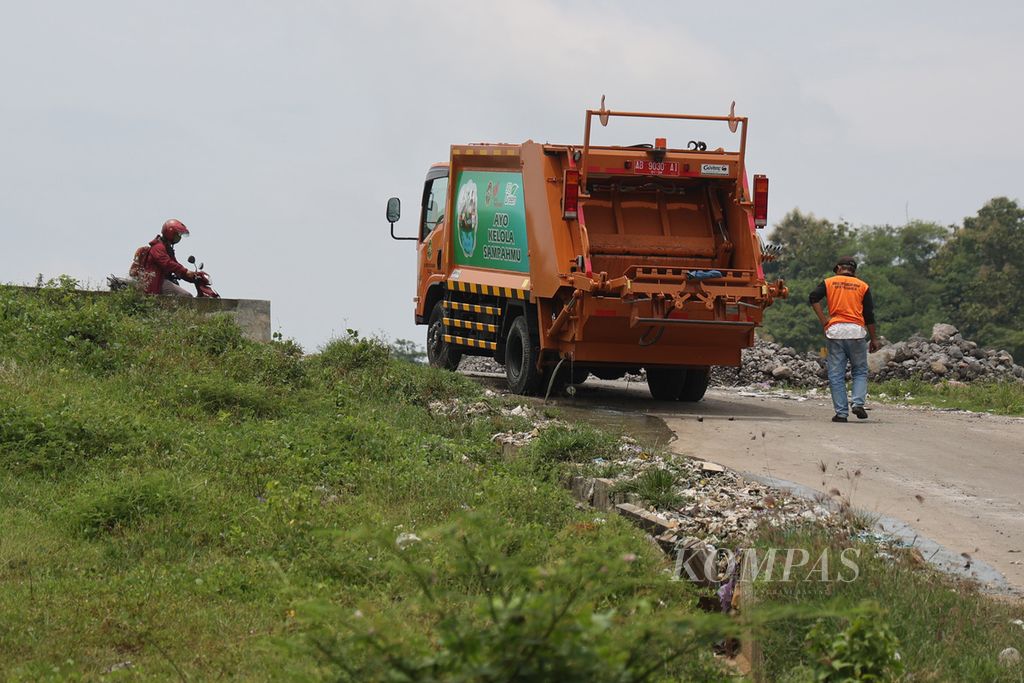 Petugas membuang air lindi dari truk sampah yang ia kemudikan di Tempat Pemrosesan Akhir (TPA) Regional Piyungan, Desa Sitimulyo, Piyungan, Bantul, DI Yogyakarta, Selasa (28/2/2023).