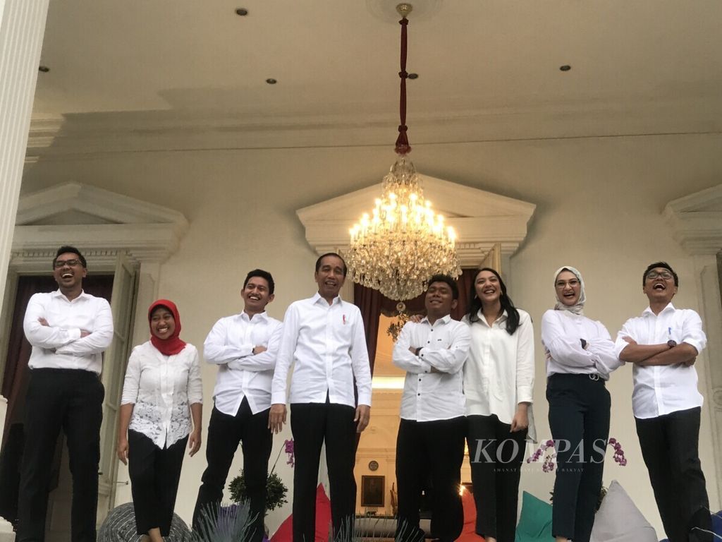 Presiden Joko Widodo berfoto bersama ketujuh staf khusus barunya di beranda Istana Merdeka, Jakarta, Kamis (21/11/2019) sore. Dengan tambahan tujuh staf khusus ini, Presiden memiliki 14 staf khusus. Beberapa staf lainnya membantu Presiden sejak periode sebelum ini.