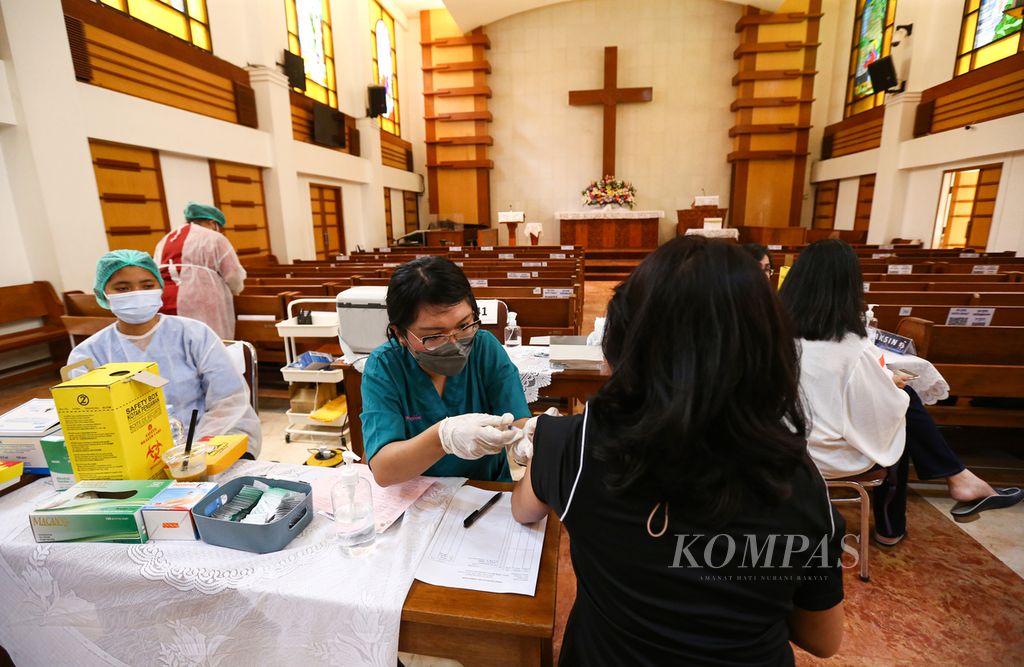 Petugas medis memberikan suntikan vaksin Covid-19 dosis ketiga kepada warga di sentra vaksin Gereja HKBP Menteng, Jakarta Pusat, Senin (24/1/2022). Gereja ini merupakan salah satu cabang HKBP di Jakarta.