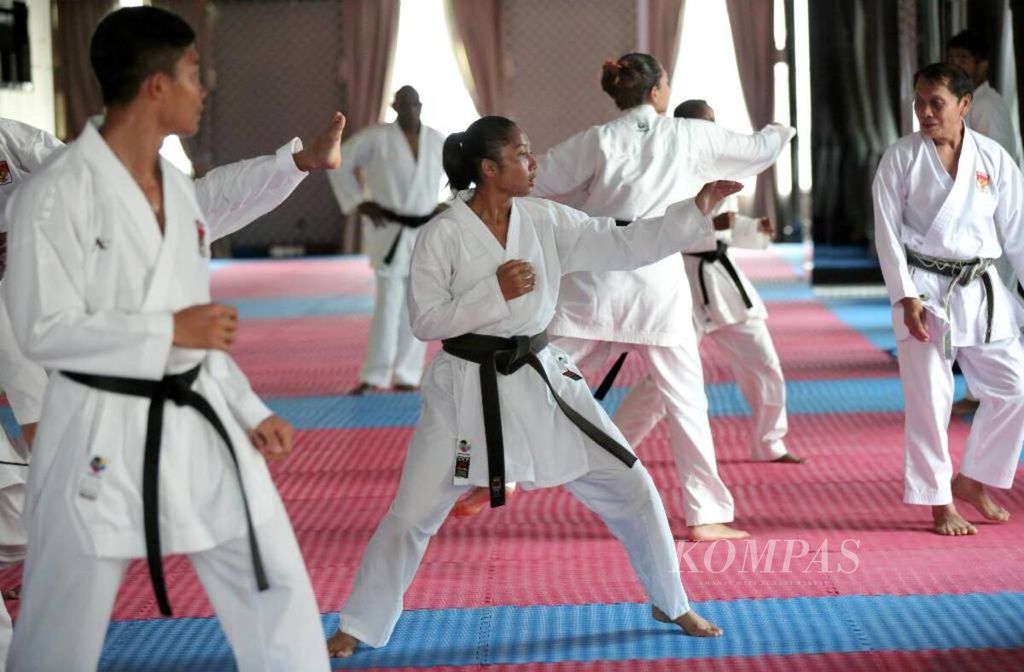 Karateka mengikuti pelatnas karate di Jakarta, Kamis (12/1/2017). Sebanyak 19 karateka untuk nomor<i> kumite</i> dan <i>kata</i> mengikuti pelatnas guna menghadapi Sea Games Kuala Lumpur, Malaysia, 2017.