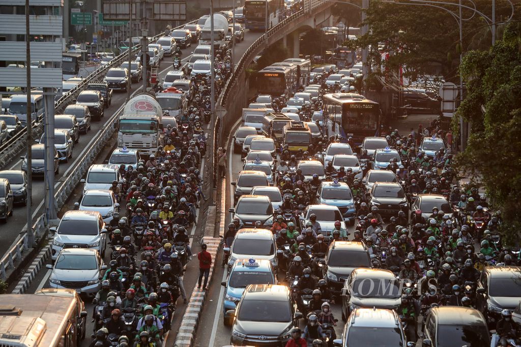 Kemacetan saat jam pulang kerja di Jalan Gatot Subroto, Jakarta, Rabu (9/8/2023). 