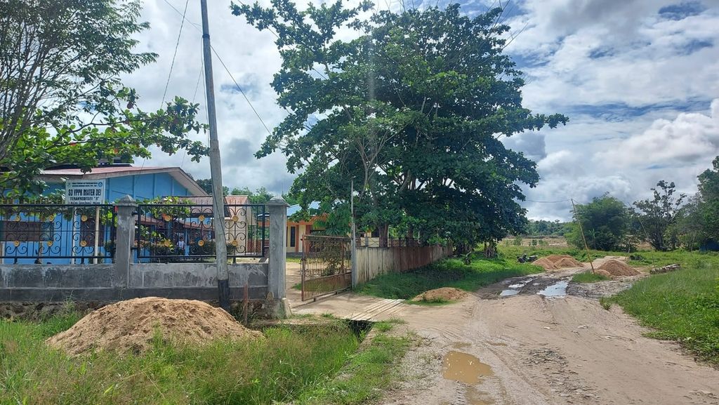 Tampak bangunan Sekolah Dasar YPPK Mater Dei yang berada dekat dengan lokasi tambang galian C di daerah Malanu, Kota Sorong, Papua Barat Dakya, pada Jumat (12/5/2023).