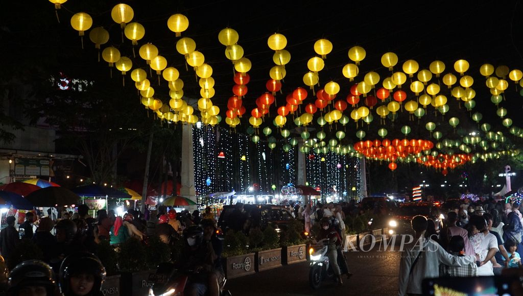 Suasana yang tercipta menjelang perayaan Tahun Baru pada area lampion hias di kawasan Pasar Gede, Kota Surakarta, Jawa Tengah, Sabtu (31/12/2022). Warga berbondong-bondong menyaksikan keindahan warna-warni lampion untuk menghabiskan malam pergantian tahun.