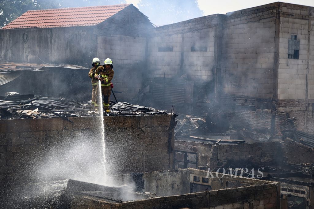 Petugas memadamkan kebakaran yang melanda permukiman di kawasan Manggarai, Jakarta Selatan, Kamis (14/12/2023).