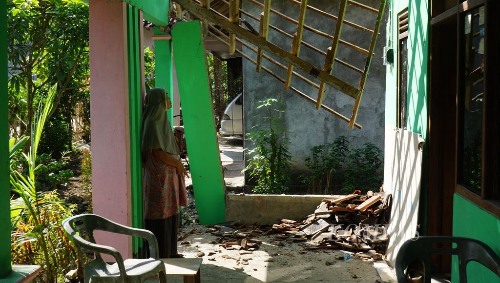 Seorang warga melihat atap rumahnya yang ambrol terdampak gempa, di Desa Pacarejo, Kecamatan Semanu, Kabupaten Gunungkidul, Daerah Istimewa Yogyakarta, Sabtu (1/7/2023). Adapun guncangan gempa terjadi pada Jumat (30/6/2023) malam, dengan kekuatan M 6,0. Akibat gempa tersebut, ratusan rumah di DIY mengalami kerusakan.