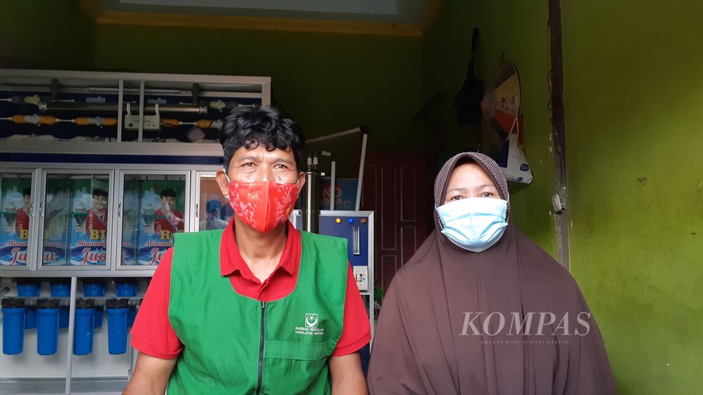 Humaidi (49) dan Nurhayati (45), orangtua pesepak bola Witan Sulaeman, saat ditemui di rumah mereka di Kota Palu, Sulteng, Rabu (29/12/2021).