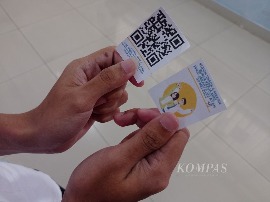<i>Barcode </i>dan kupon untuk peserta bursa kerja di Pusat Pelatihan Kerja Daerah Jakarta Selatan, Senin (30/5/2022).