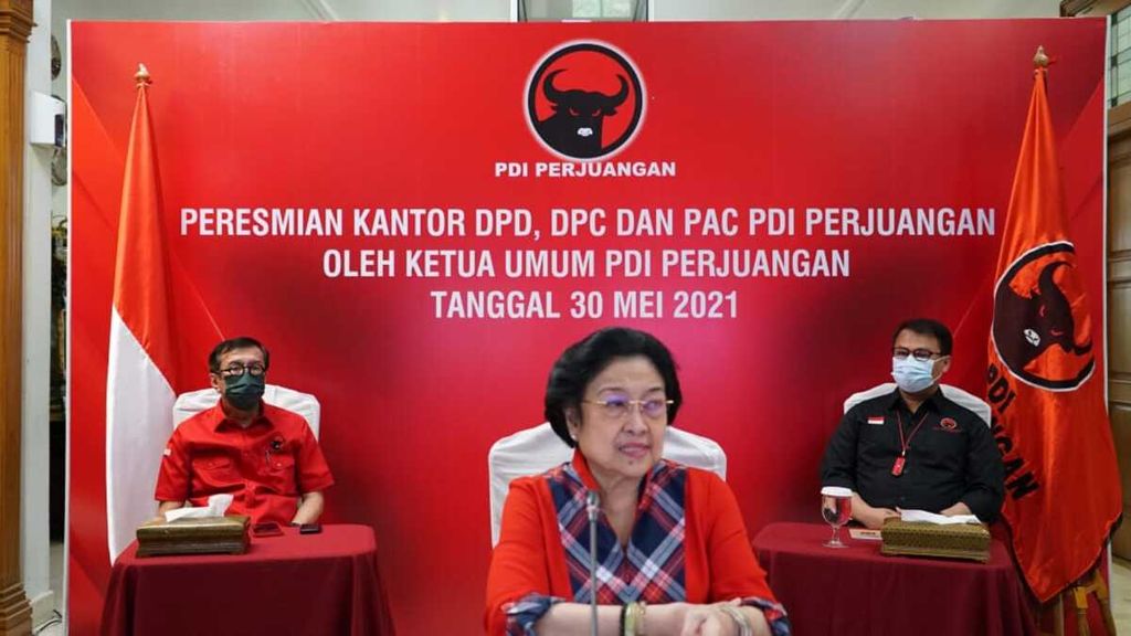 Ketua Umum PDI-P Megawati Soekarnoputri (tengah) memberikan arahan kepada para kader dalam rangka peringatan Bulan Bung Karno 2021 yang akan dimulai pada 1 Juni mendatang, secara virtual, Minggu (30/5/2021). 