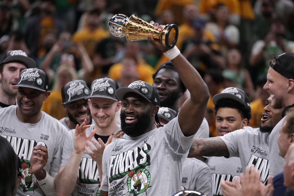 Pemain Boston Celtics, Jaylen Brown (tengah), bersama rekan-rekannya merayakan kemenangan atas Indiana Pacers, pada laga gim keempat final Wilayah Timur NBA di Stadion Gainbridge Fieldhouse, Indianapolis, Selasa (28/5/2024). Celtics menang dengan skor 105-102 dan membuat kedudukan menjadi 4-0. 