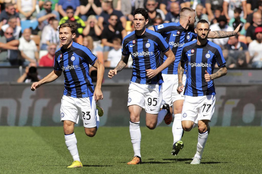 Pemain Inter Milan Nicolo Barella (kiri) melakukan selebrasi bersama rekan setimnya setelah mencetak gol pembuka dalam pertandingan Liga Italia antara Udinese dan Inter Milan di Stadion Friuli, Udine, Minggu (18/9/2022). 