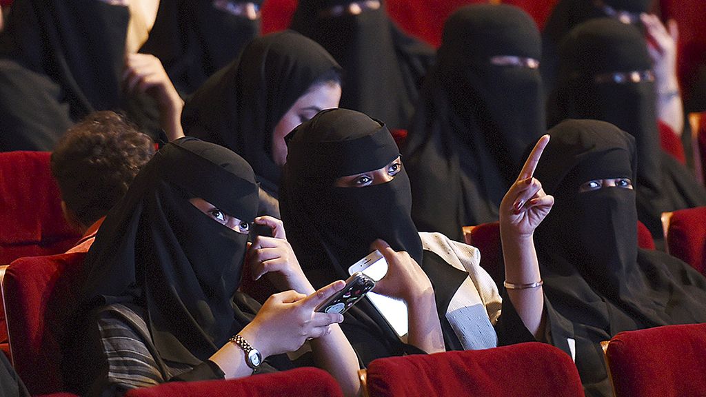 Foto yang diambil pada 20 Oktober 2017 ini memperlihatkan sejumlah perempuan Arab Saudi menghadiri festival Kompetisi Film Pendek 2 di Pusat Kebudayaan Raja Fahd di Riyadh, Arab Saudi. Pemerintah Saudi, Senin (11/12), mengumumkan pencabutan larangan pengoperasian bioskop.
