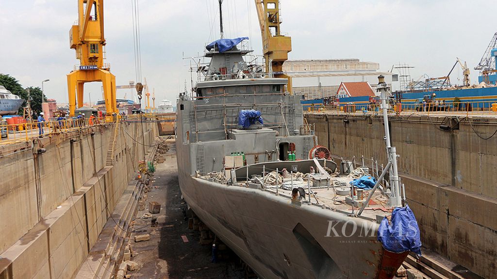 Ilustrasi. Sejumlah pekerja mengerjakan perbaikan KRI Malahayati (362) di Dok Irian, PT PAL Surabaya, Jawa Timur, Kamis (25/1/2018). PT PAL mampu memproduksi dan melakukan perawatan kapal niaga serta kapal perang.