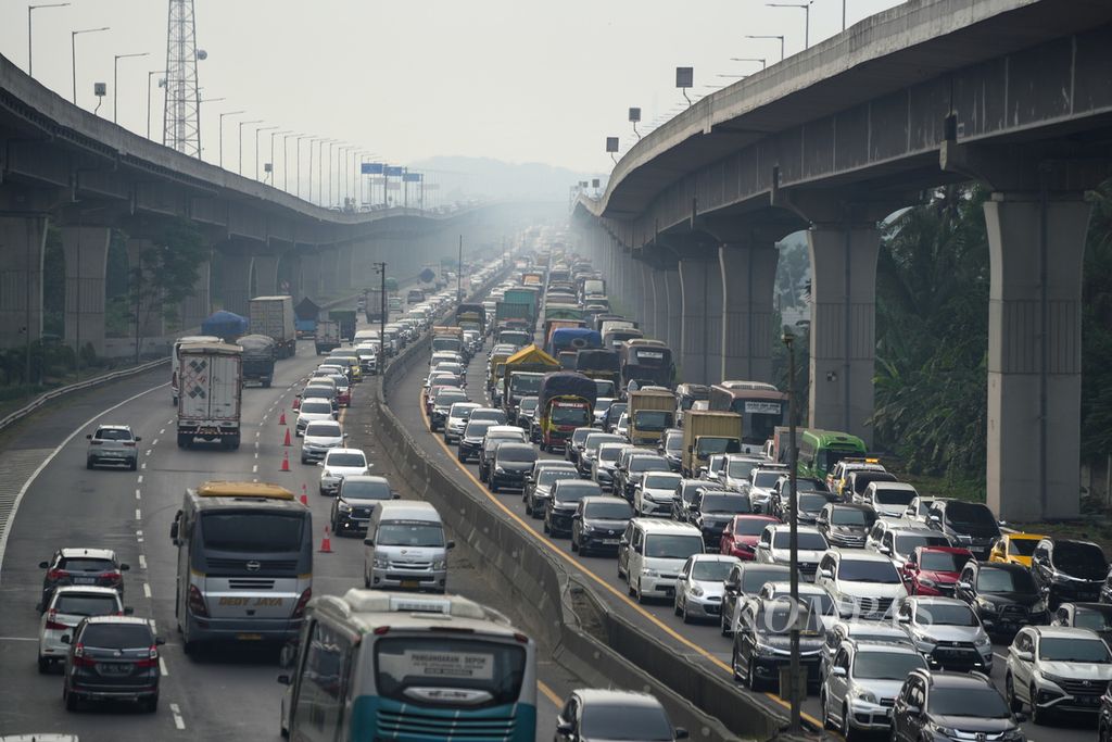 Kepadatan lalu lintas di Jalan Tol Jakarta-Cikampek Km 43 di Karawang, Jawa Barat, Sabtu (23/12/2023). Kepolisian menerapkan skema lawan arus (<i>contra flow</i>) di Jalan Tol Jakarta-Cikampek untuk mengantisipasi kepadatan saat mudik Natal. 