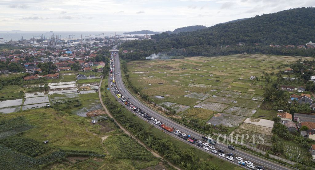 Kemacetan sekitar 2 kilometer jelang pintu keluar Gerbang Tol Merak di Cilegon, Banten, Kamis (28/4/2022). Arus mudik ke Pulau Sumatera melalui pelabuhan penyeberangan Merak mulai terjadi peningkatan pada H-4 Lebaran.