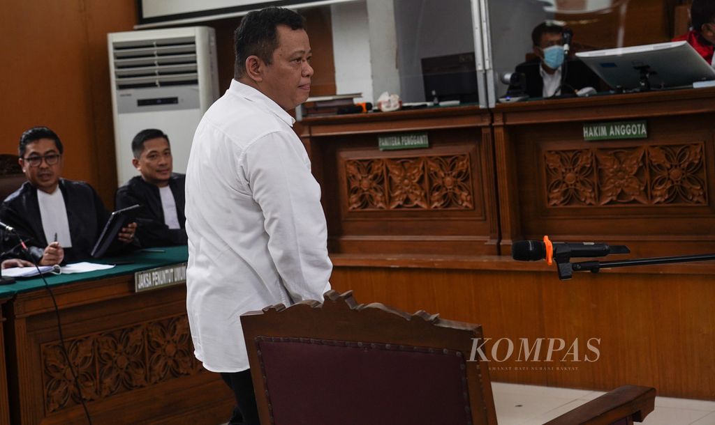Kuat Ma'ruf, terdakwa atas kasus pembunuhan Brigadir Nofriansyah Yosua Hutabarat, memasuki ruang sidang di Pengadilan Negeri Kelas IA Jakarta Selatan, Jakarta, untuk mengikuti sidang putusan sela, Rabu (26/10/2022). 