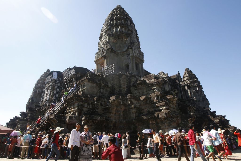 Wisatawan mengantre untuk naik ke kuil Angkor Wat di Siem Reap, Kamboja, 31 Desember 2017. 