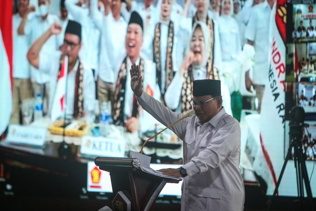Ketua Umum Partai Gerindra Prabowo Subianto menyapa para kader yang hadir secara daring di kantor DPP Partai Gerindra, Jakarta, Senin (6/2/2023). Partai Gerindra merayakan hari ulang tahun ke-15 dengan mengumpulkan para kader di seluruh Indonesia secara luring dan daring.