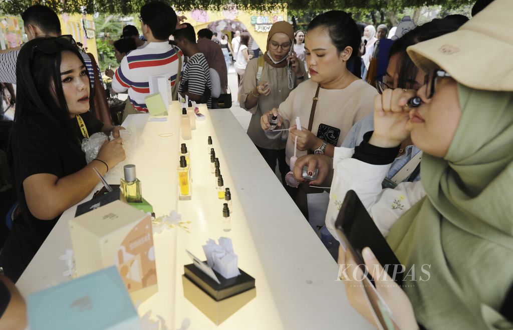 Sejumlah perempuan mencoba aroma parfum di sebuah stan UKM dalam acara Semasa Piknik, Lapangan Banteng, Jakarta, Sabtu (1/6/2024). Buat kaum urban, wewangian terkait dengan citra diri dan kepribadian.