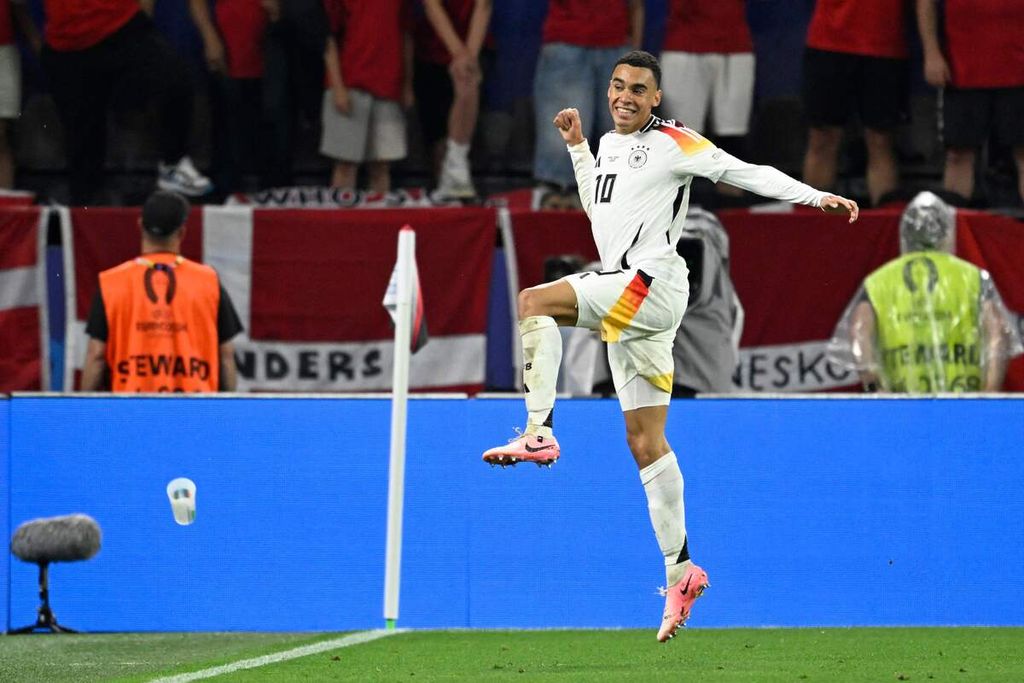 Gelandang Jerman, Jamal Musiala, merayakan gol ke gawang Denmark pada laga 16 besar Piala Eropa 2024 di Stadion Dortmund, 29 Juni 2024. Musiala bakal menjadi andalan Jerman saat melawan Spanyol pada laga perempat final, Jumat (5/7/2024) pukul 23.00 WIB.