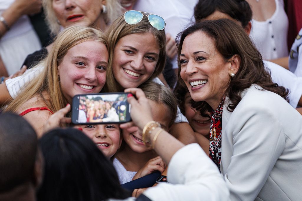 Wakil Presiden AS Kamala Harris berfoto bersama para tamu pada acara 4 Juli di Halaman Selatan Gedung Putih pada 4 Juli 2024 di Washington, DC, AS.