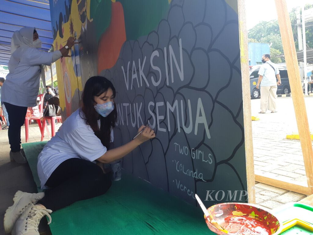 Dua seniman sedang menggambar sebuah mural di ajang Festival Mural Bhayangkara 2021 di Palembang, Sumatera Selatan, Sabtu (30/10/2021). 