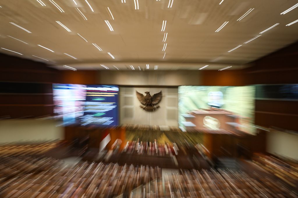 Patung Garuda Pancasila terpajang dalam ruang rapat paripurna di Gedung Parlemen, Jakarta, Selasa (20/6/2023). 