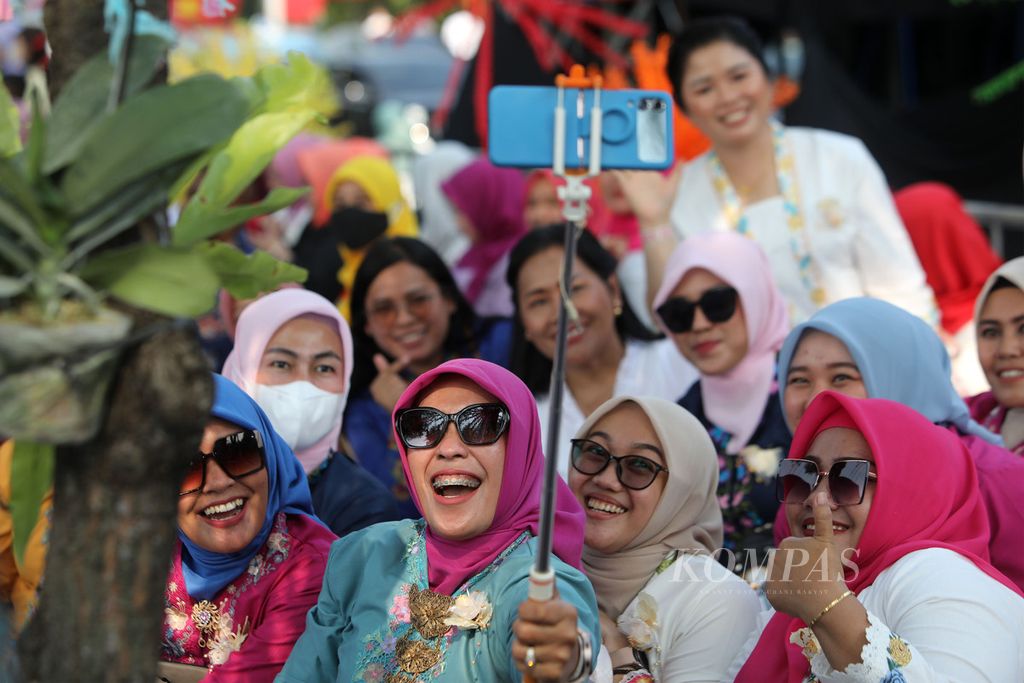 Perempuan mengenakan kebaya hadir untuk menonton acara Istana Berkebaya di halaman Istana Merdeka, Jakarta, Minggu (6/8/2023). 