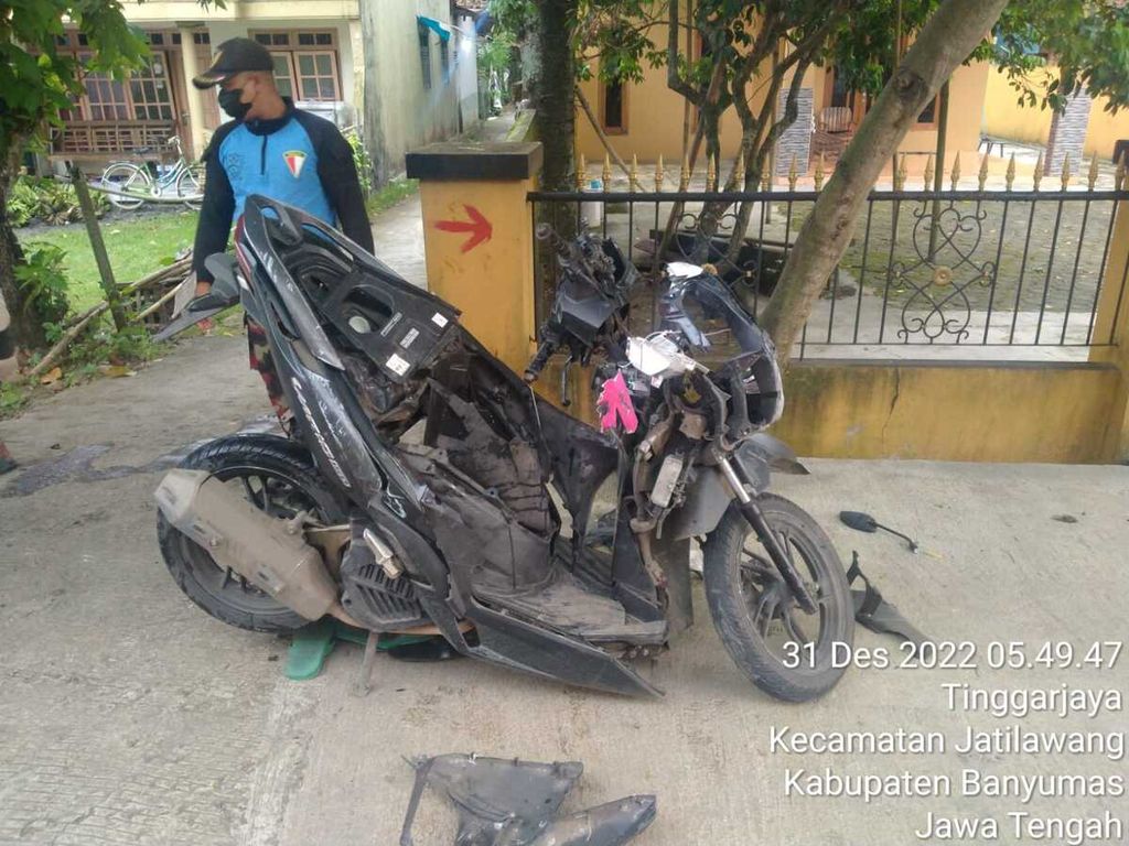 Kondisi sepeda motor yang rusak akibat kecelakaan di Desa Tinggarjaya, Jatilawang, Banyumas, Jawa Tengah, Sabtu (31/12/2022). 