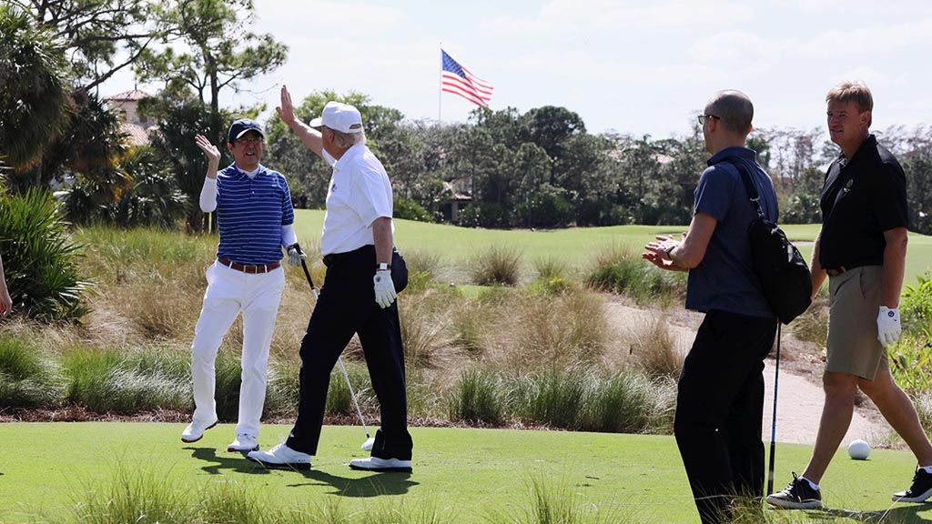 Perdana Menteri Jepang  Shinzo Abe (kiri) dan  Presiden Amerika Serikat Donald Trump, Sabtu (11/2), hendak melakukan tos saat bermain golf di West Palm Beach, Florida, AS. Trump telah menegaskan kembali dukungan AS kepada Jepang.