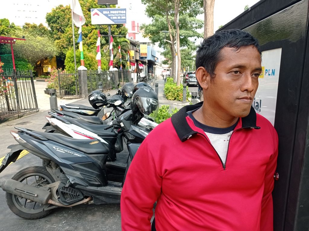Juru parkir menjaga sepeda motor yang terparkir di trotoar Jalan Cikini Raya, Jakarta Pusat, Jumat (5/8/2022). Keterbatasan lahan membuat sejumlah orang atau kelompok menjadikan trotoar sebagai lahan parkir.