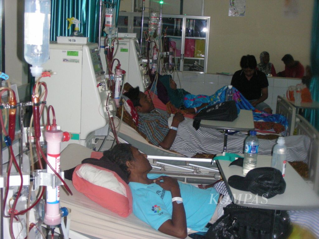 Pasien yang menderita diabetes dan gangguan ginjal di Rumah Sakit Dr Soegiri Lamongan menjalani cuci darah.