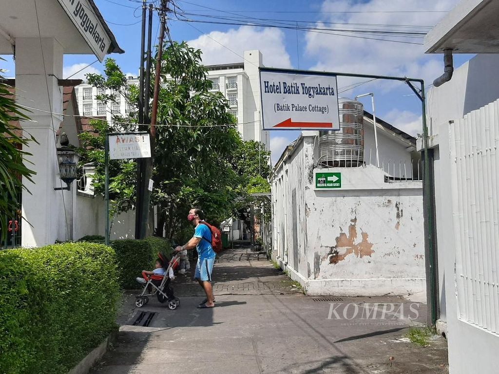 Salah seorang pengunjung melntas akan mendatangi salah satu hotel di Gang Sosromenduran, di sekitar Malioboro, Yogyakarta, Senin (9/5/2022).