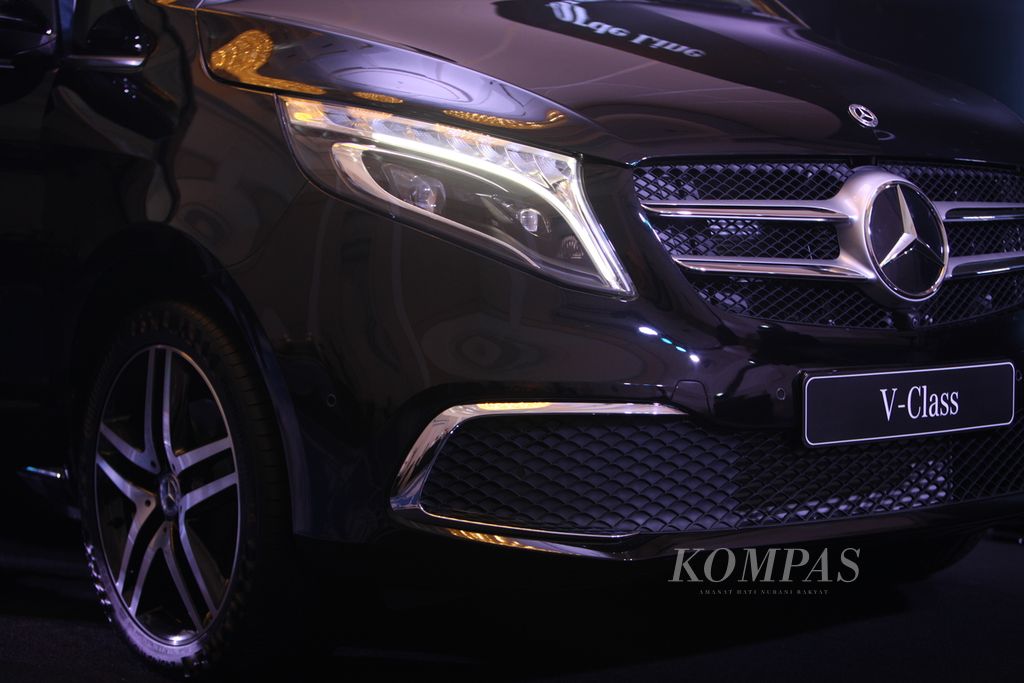 Lampu utama dan <i>gril </i>Mercedes-Benz V 250 Avantgarde Line difoto pada peluncurannya di kawasan Cipete, Jakarta Selatan, Rabu (20/4/2022). Mobil berjenis van ini dirancang untuk perjalanan jauh dengan kapasitas tujuh penumpang.