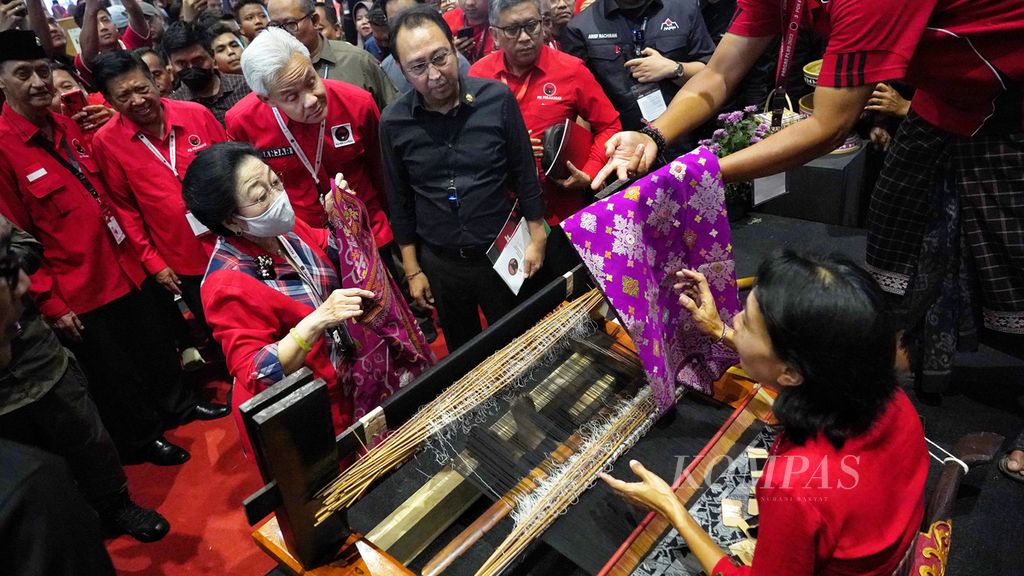 Ketua Umum PDI-P Megawati Soekarnoputri didampingi bakal calon presiden yang diusung PDI-P Ganjar Pranowo mengunjungi stan para peserta pameran Pangan Plus Expo 2023 di Jakarta International Expo, Jakarta, Sabtu (30/9/2023). 