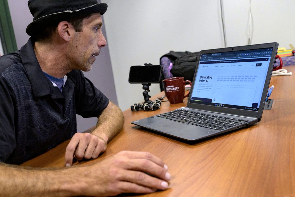 Paul Carpenter, tukang sulap di New Orleans, menunjukkan laptop dan perangkat lunak AI yang digunakannya untuk membuat suara palsu Presiden AS Joe Biden dalam telepon robot saat wawancara di New Orleans, AS, Jumat (23/2/2024). 