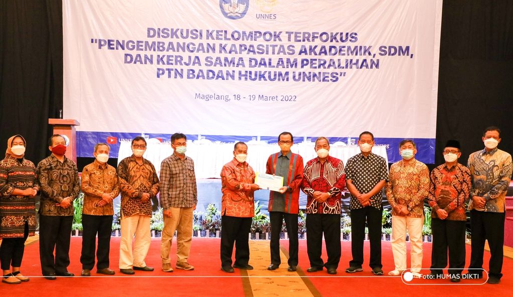 Universitas Negeri Semarang (Unnes) bersiap bertransformasi menjadi perguruan tinggi negeri badan hukum atau PTN BH. Tampak Rektor Unnes Fathur Rokhman dan  di acara dikusi kelompok terfokus tentang persiapan Unnes menjadi PTN BH.