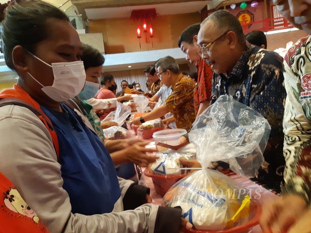 Sebanyak 4.000 warga dari wilayah Jabodetabek mendatangi Buddhis Center Association, Jakarta Utara, untuk mendapatkan parcel dan angpao, Sabtu (3/2/2024). 