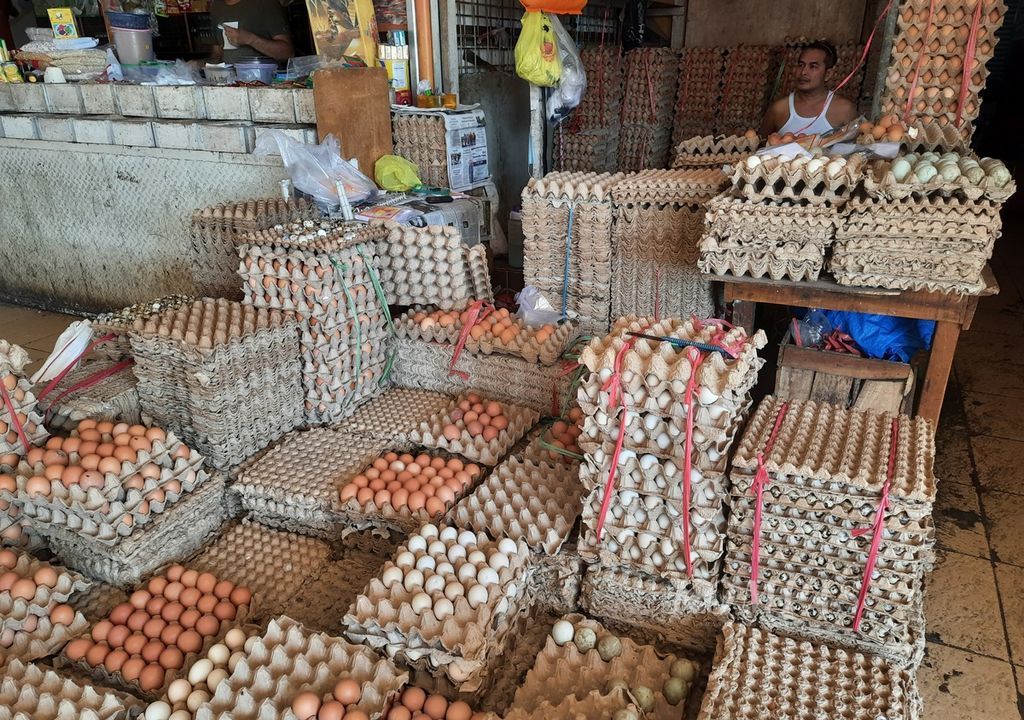 Sejumlah telur yang dijual di salah satu lapak pedagang Pasar Raya Padang, Kota Padang, Sumatera Barat, Selasa (29/3/2022). Kelangkaan biosolar membuat distribusi telur ayam tersendat dan memicu kenaikan harga. Harga telur ayam naik dari Rp 38.000 per rak (isi 30 butir) menjadi Rp 40.000 per rak tiga hari lalu.